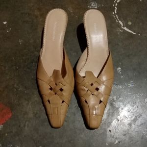 Naturalizer tan women's size 6.5 slip on shoes made in Brazil pre owned